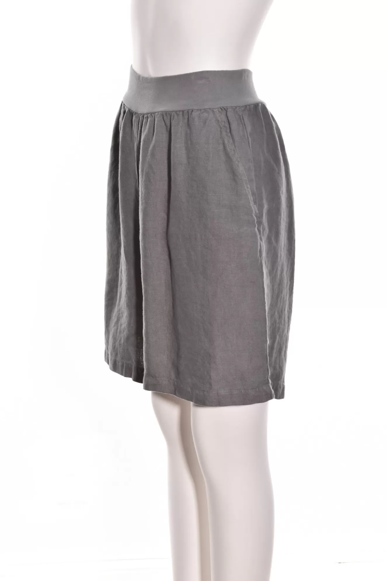 * Shorts>Cut Loose. Walking Short. In Solid Linen. Cobblestone