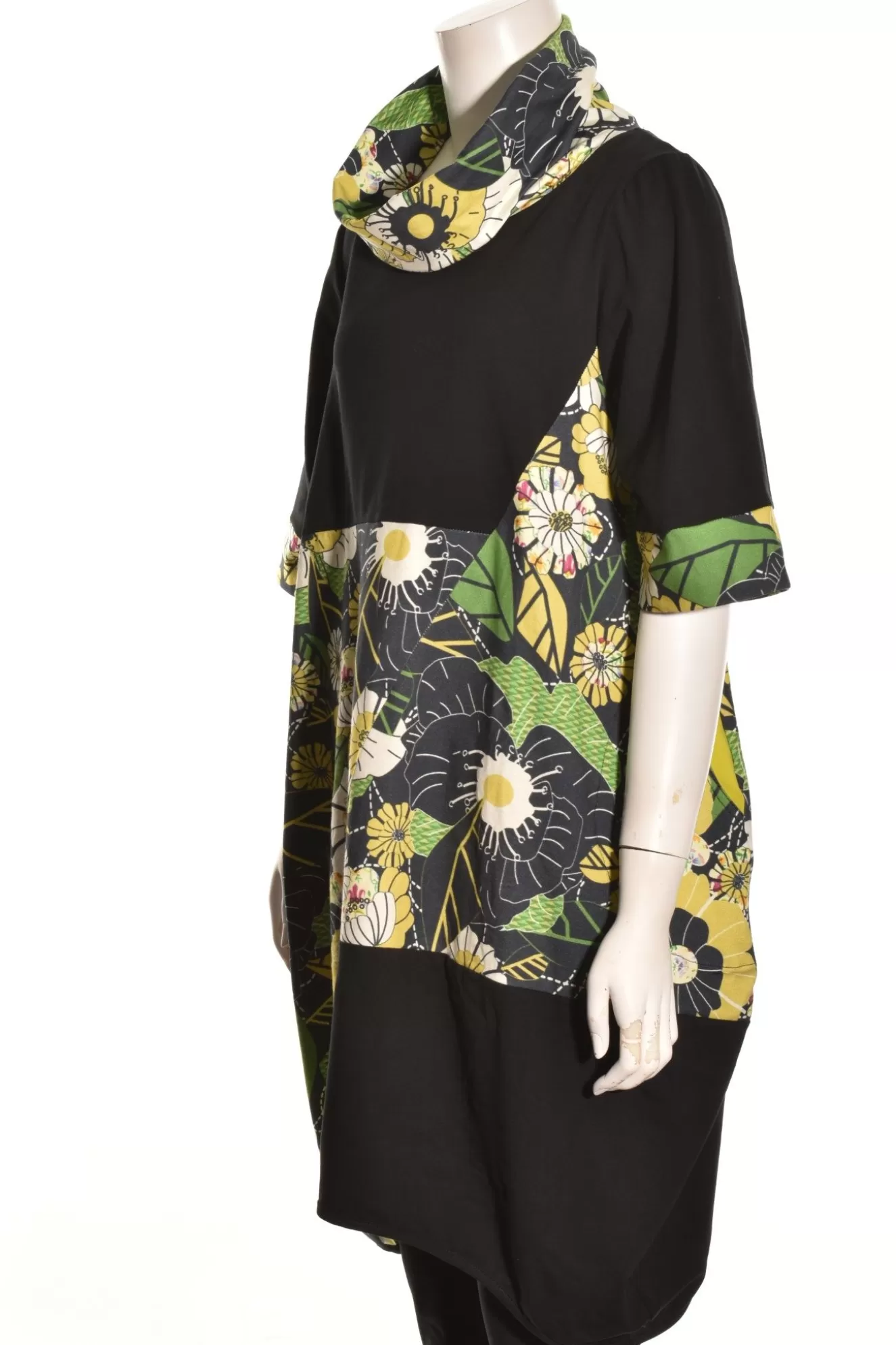 * Tunics>Flutter. Monday Tunic. Jungle-Floral